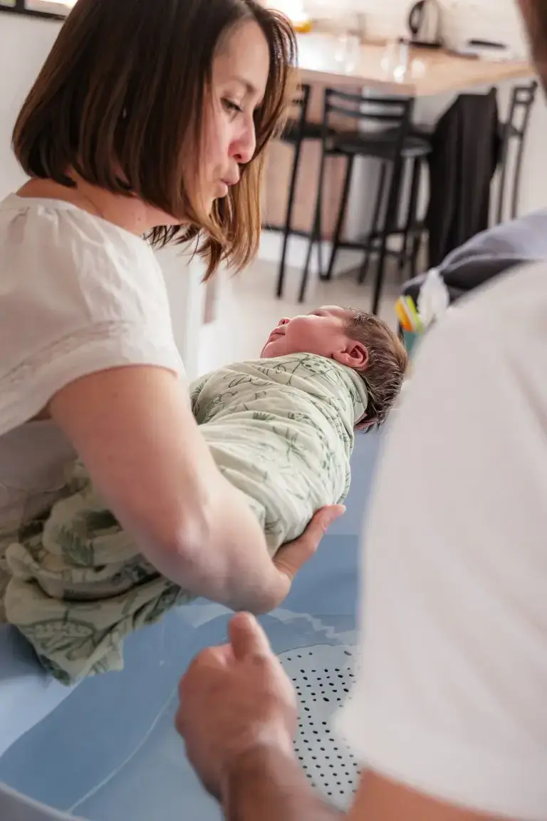 bain enveloppé bébé