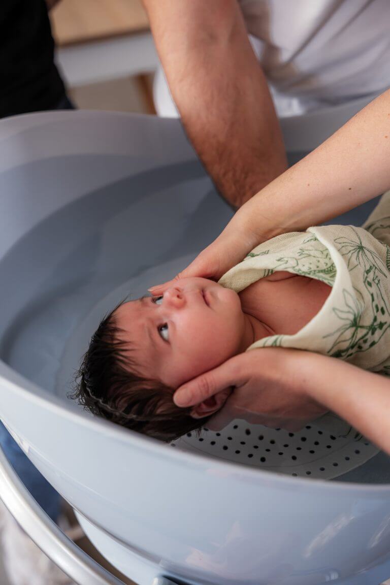 bain enveloppé bébé parents