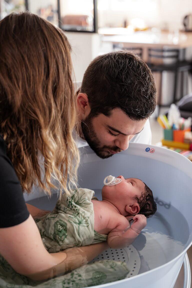 bain enveloppé bébé parents