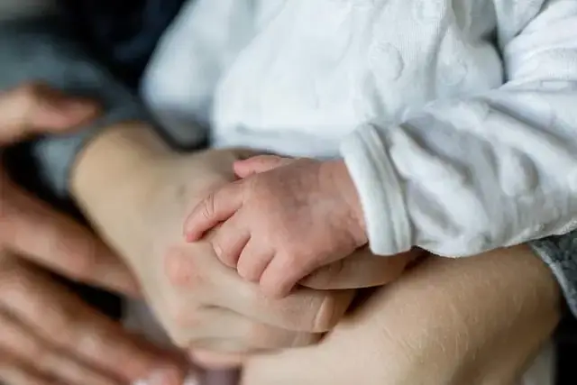 mains de bébé et des parents